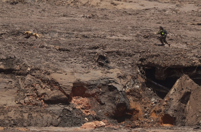 Brezilya'da aileler sevdiklerini bulabilmek için toprağı kazıyor